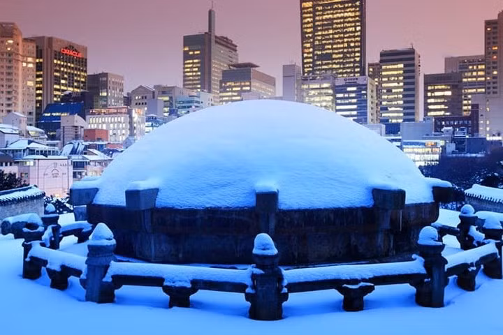 Khu mộ của Vua Seongjong, Hoàng hậu Jeonghyeon và con trai Jungjon. Đây là di sản cấp quốc gia của đất nước Hàn Quốc được UNESCO công nhận.