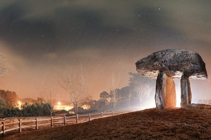 Có hơn 400 mộ đá thời tiền sử ở di sản UNESCO này. Tại đây có hẳn một bảo tàng về mộ đá.