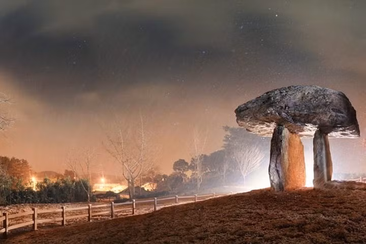 Có hơn 400 mộ đá thời tiền sử ở di sản UNESCO này. Tại đây có hẳn một bảo tàng về mộ đá.