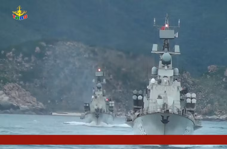 Hinh anh hiem co ten lua Uran-E Viet Nam diet muc tieu tren bien