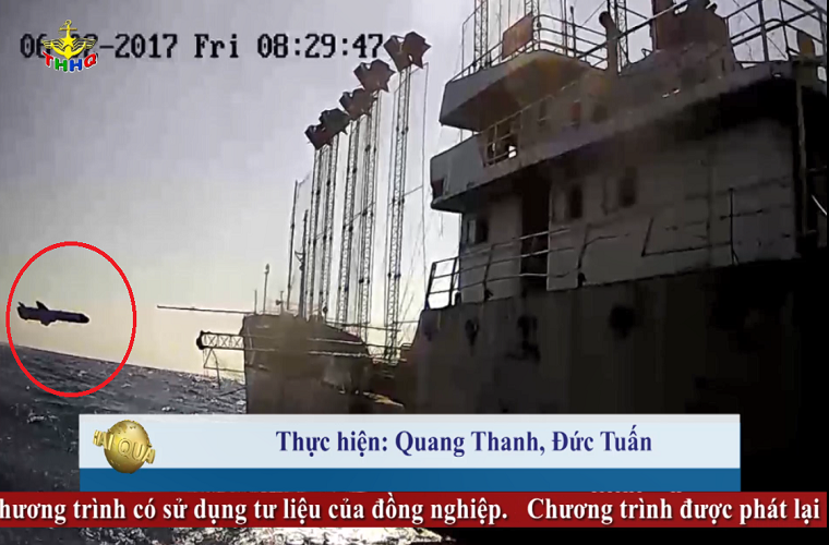 Dựa trên hình ảnh được Quân chủng Hải quân công bố, biên đội tàu Molniya đồng loạt khai hỏa tên lửa tấn công mục tiêu giả định. Với vận tốc bay xấp xỉ 900km/h, tên lửa chống hạm Uran-E của Hải quân Việt Nam nhanh chóng lao đến mục tiêu trong vài phút với độ chính xác gần như là tuyệt đối. Nguồn ảnh: Truyền hình Hải quân.