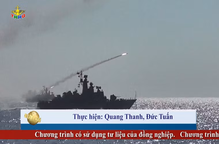 Theo đó mục tiêu của biên đội tàu tên lửa Molniya lần này là một tàu chở hàng cũ có lượng giãn nước trên dưới 1.000 tấn được sử dụng làm “bia động” và các đòn tấn công sẽ được thực hiện từ khoảng cách an toàn nằm trong tầm bắn của tên lửa Uran-E. Nguồn ảnh: Truyền hình Hải quân.