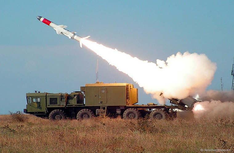 Về các thông số kỹ thuật cơ bản tên lửa Kh-35 dài 3,75m, sải cánh 0,93m, đường kính 0,42m, trọng lượng phóng 630kg (với động cơ tăng cường). Trên thân quả đạn có 4 cánh ổn định ở giữa thân (có thể gập gọn) cùng 4 cánh lái ở đuôi. Nguồn ảnh: roe.ru.