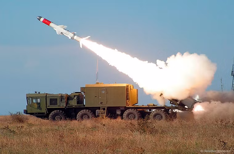 Về các thông số kỹ thuật cơ bản tên lửa Kh-35 dài 3,75m, sải cánh 0,93m, đường kính 0,42m, trọng lượng phóng 630kg (với động cơ tăng cường). Trên thân quả đạn có 4 cánh ổn định ở giữa thân (có thể gập gọn) cùng 4 cánh lái ở đuôi. Nguồn ảnh: roe.ru.