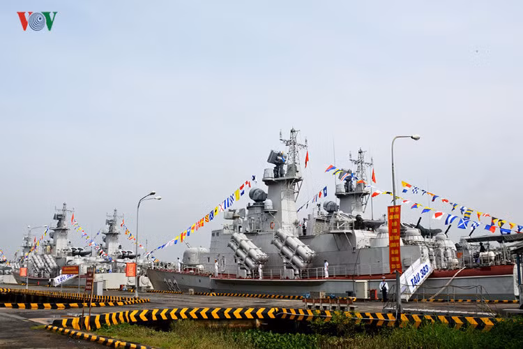 Chính vì lý do này mà tên lửa Uran-E được lựa chọn trở thành “cánh phải” trên các tàu tên lửa Molniya và Gepard của Hải quân Việt Nam. Cần phải nhắc thêm lại là với 16 tên lửa Uran-E trên mỗi tàu Molniya, các tàu chiến này hoàn toàn có thể phối hợp cùng nhau tung ra một đòn tấn công chớp nhoáng trên biển và rút đi trước khi đối phương kịp tỉnh đòn. Nguồn ảnh: redstar.gr.