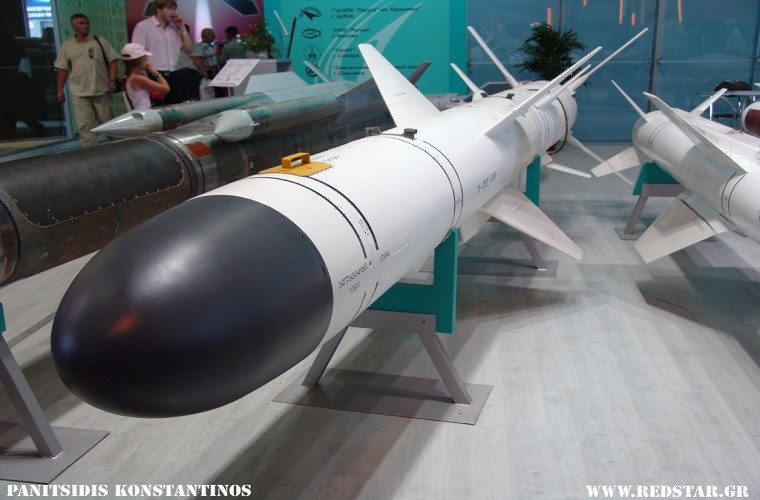 Về tên lửa Kh-35 (NATO định danh là SS-N-25 Switchblade) đây là loại tên lửa chống hạm tốc độ cận âm, đa năng có thể phóng từ nhiều phương tiện khác nhau (tàu chiến, máy bay cánh bằng, trực thăng, bệ phóng di động) do Nga thiết kế, chế tạo. Nguồn ảnh: redstar.gr.