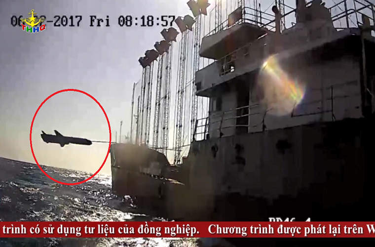 Ở góc ảnh này ta có thể thấy hình dáng tổng thể của tên lửa Uran-E khi đang lao vào mục tiêu giả định, trước khi đán chìm con tàu này. Theo thiết kế tên lửa Uran-E có thể hạ gục tàu chiến có lượng giãn nước lên đến 5.000 tấn chỉ với một đòn tấn công duy nhất. Nguồn ảnh: Truyền hình Hải quân.