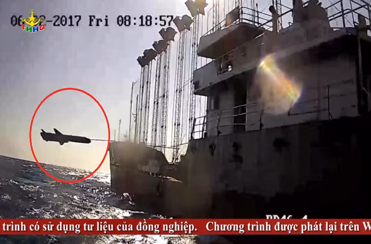 Ở góc ảnh này ta có thể thấy hình dáng tổng thể của tên lửa Uran-E khi đang lao vào mục tiêu giả định, trước khi đán chìm con tàu này. Theo thiết kế tên lửa Uran-E có thể hạ gục tàu chiến có lượng giãn nước lên đến 5.000 tấn chỉ với một đòn tấn công duy nhất. Nguồn ảnh: Truyền hình Hải quân.