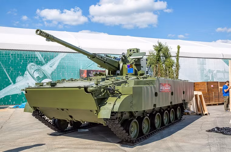 Cũng trong Army 2018, Tập đoàn Uralvagonzavod cũng sẽ giới thiệu mẫu phương tiện bọc thép trang bị pháo 57mm khác là tổ hợp pháo phòng không tự hành 2S38 Derivation-PVO, đây cũng là lần đầu tiên Derivation-PVO được giới thiệu công khai trước công chúng với một nguyên mẫu hoàn thiện. Nguồn ảnh: Bastion-Karpenko