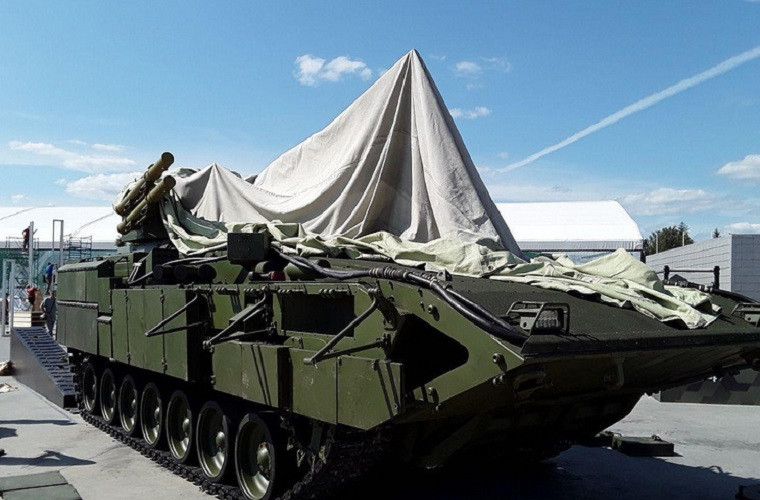 Trong khi đó T-15 Armata 2018 vẫn giữa nguyên hệ thống phòng vệ cũ với tổ hợp phòng vệ chủ động Afganit kết hợp với đó là lớp giáp bảo vệ tích hợp Malakhit, bản thân T-15 Armata cũng hỗ trợ phòng vệ sinh hóa. Như vậy có thể thấy IFV này sở hữu các tính năng kỹ chiến thuật không hề thua kém các dòng xe tăng chiến đấu hiện đại. Nguồn ảnh: TASS