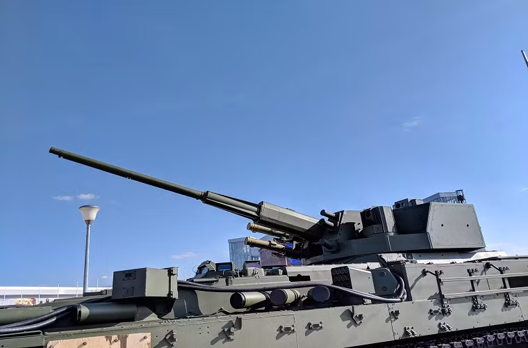 Việc trang bị pháo 57mm cho T-15 Armata có thể thấy Uralvagonzavod hay Quân đội Nga đang quan tâm hơn tới việc nâng cấp cỡ nòng vũ khí cho các dòng xe chiến đấu bộ binh, nhất là phương tiện chiến đấu hạng nặng hỗ trợ bên cạnh các dòng xe tăng chiến đấu chủ lực trên chiến trường, bên cạnh đó các loại vũ khí này cũng có thể đảm nhận vai trò phòng không trong đội hình tăng tốt hơn. Nguồn ảnh: novygorod.info.