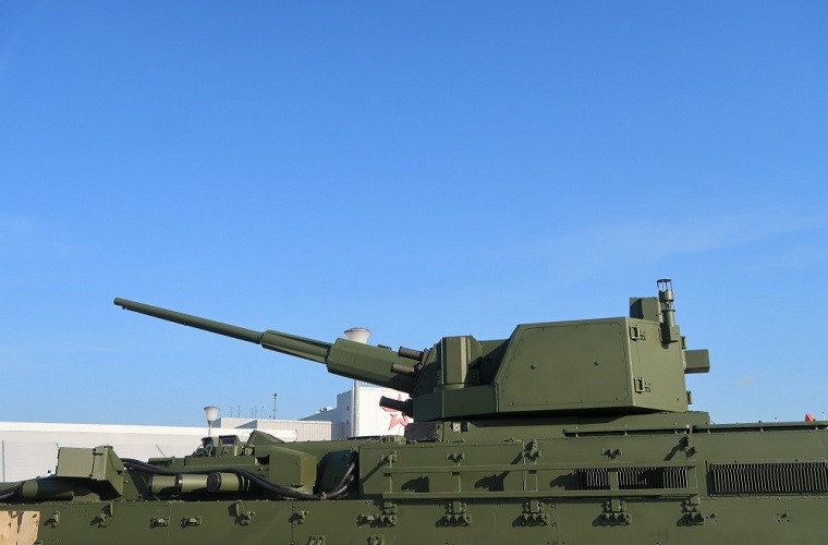 Với cấu hình vũ khí trên T-15 Armata 2018, hoàn toàn có đủ khả năng đối đầu với một loạt xe tăng chiến đấu chủ lực của phương Tây chiến trường khi hệ thống vũ khí của nó không chỉ còn giới hạn từ tên lửa chống tăng mà còn được mở rộng sang cả pháo tự động 57mm đủ sức phá hủy cấu trúc tháp pháo hay lớp giáp bảo vệ cơ bản của các dòng xe tăng hiện đại nhất. Nguồn ảnh: Bastion-Karpenko.