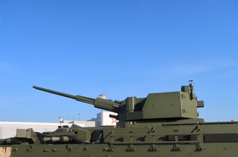 Với cấu hình vũ khí trên T-15 Armata 2018, hoàn toàn có đủ khả năng đối đầu với một loạt xe tăng chiến đấu chủ lực của phương Tây chiến trường khi hệ thống vũ khí của nó không chỉ còn giới hạn từ tên lửa chống tăng mà còn được mở rộng sang cả pháo tự động 57mm đủ sức phá hủy cấu trúc tháp pháo hay lớp giáp bảo vệ cơ bản của các dòng xe tăng hiện đại nhất. Nguồn ảnh: Bastion-Karpenko.