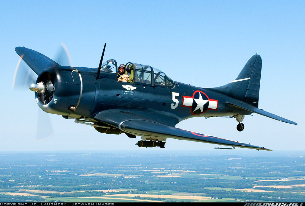 Oanh tạc cơ bổ nhào nhẹ nhàng Douglas SBD Dauntless. Trong Thế chiến 2, phi cơ này đã giáng những đòn trời giáng vào hải quân phát xít Nhật.