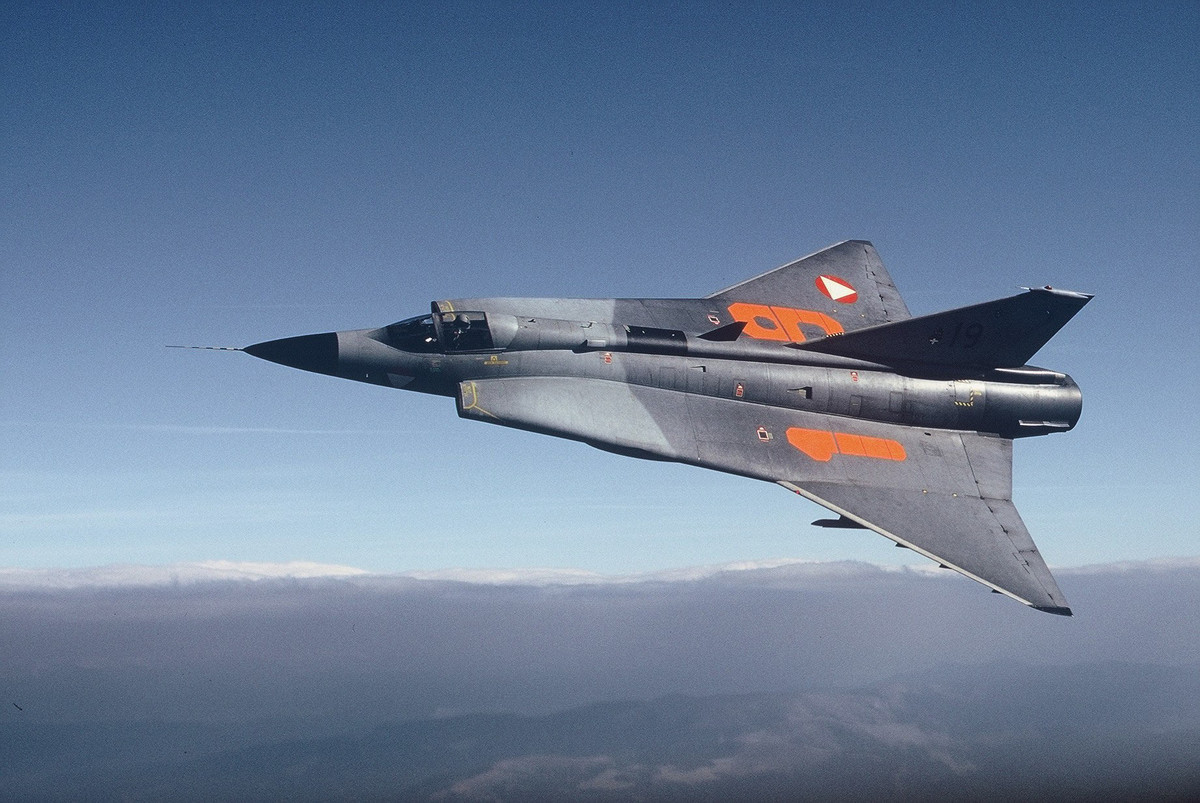 Tiêm kích Saab 35 Draken siêu thanh với đôi cánh tam giác đặc trưng. Máy bay nổi bật về khả năng chuyển hướng, mang pháo và tên lửa không đối không.