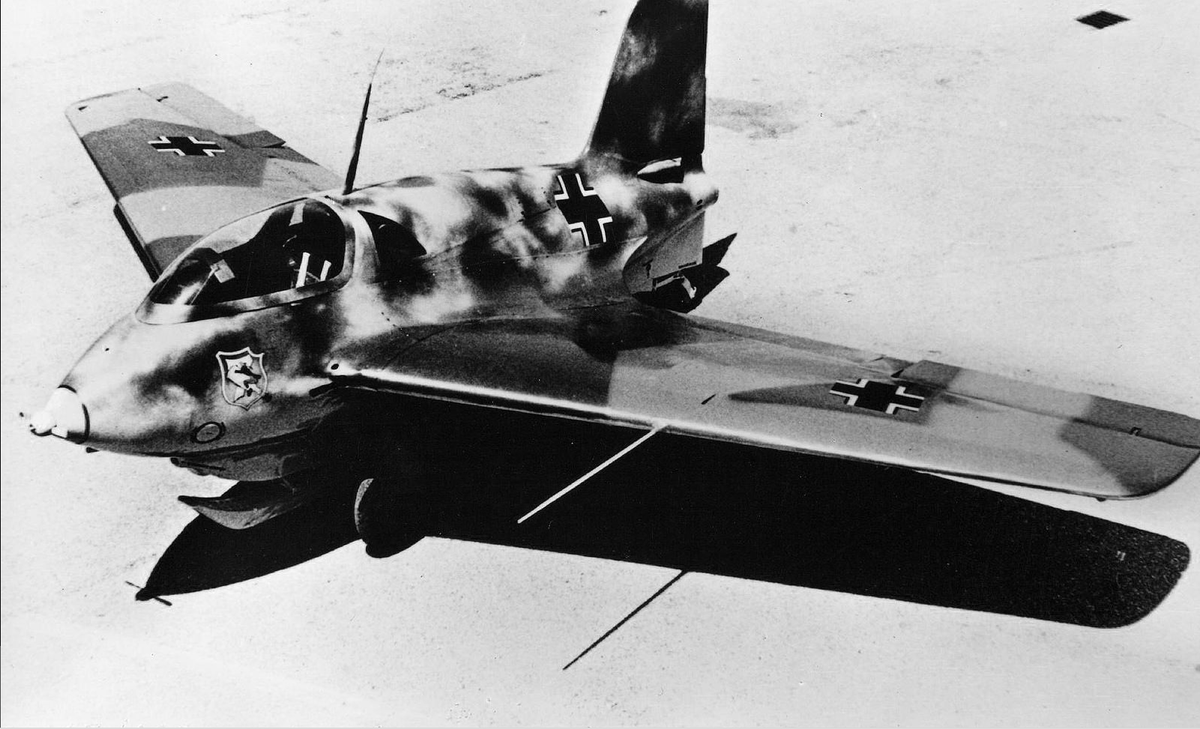 Máy bay Messerschmitt Me 163 của không quân Đức Quốc xã là máy bay tiêm kích gắn động cơ tên lửa đầu tiên trong lịch sử hàng không. Nếu đủ nhiên liệu, máy bay có thể dễ dàng vượt qua máy bay đánh chặn bảo vệ của quân Đồng minh và ngắm bắn các máy bay ném bom của đối phương.