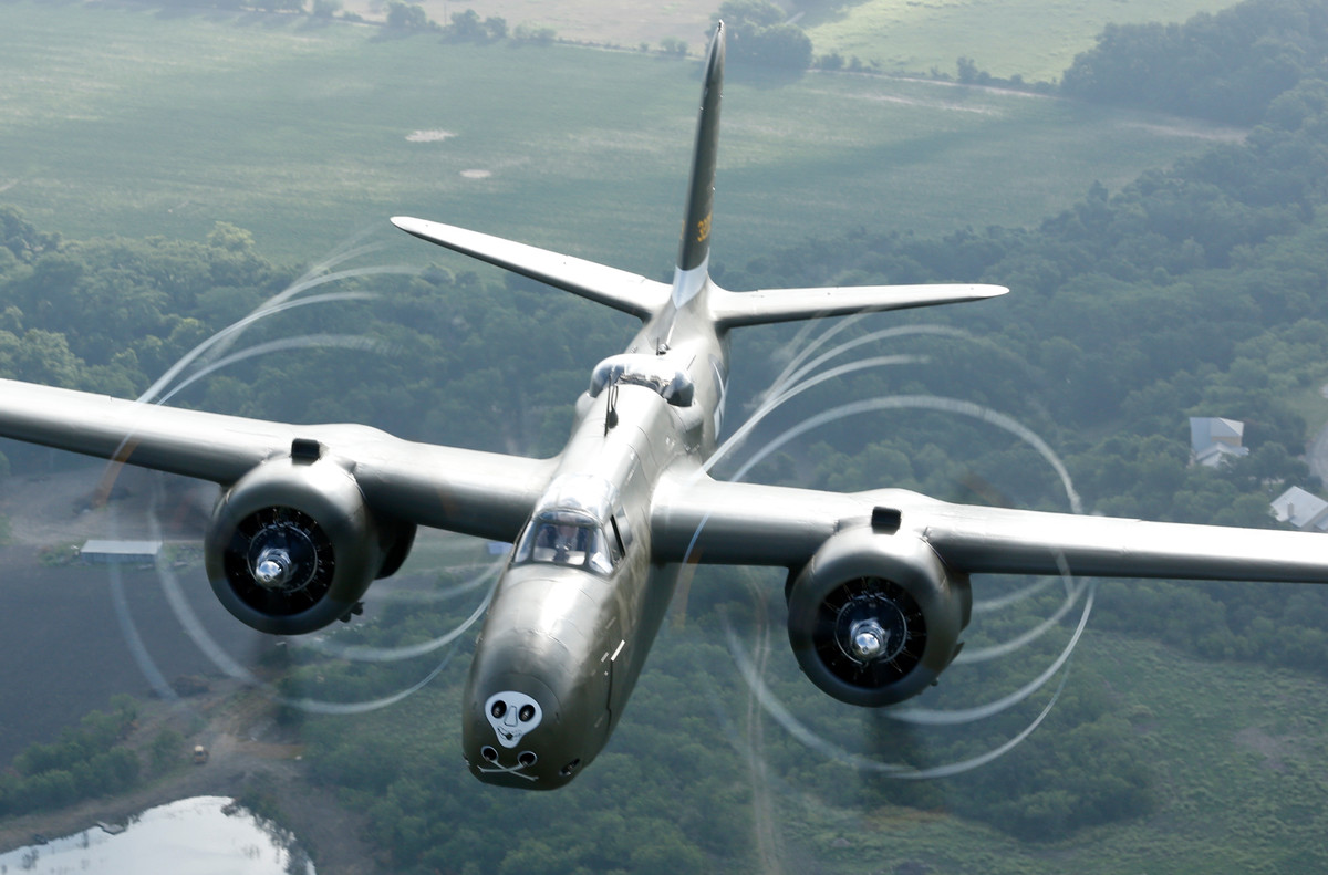 Oanh tạc cơ hạng nhẹ Douglas A-20 Havoc đảm nhiệm rất nhiều việc trong Chiến tranh Thế giới thứ 2, từ ném bom, cường kích đến tiêm kích đêm.