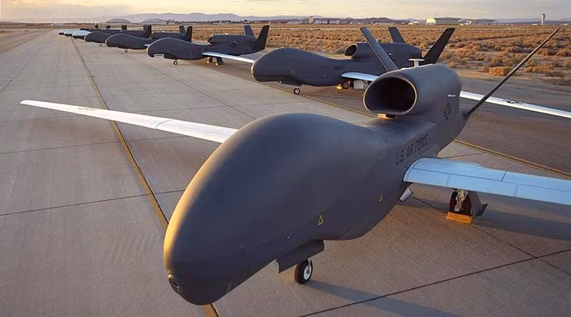 Phi cơ trinh sát lợi hại không người lái RQ-4 Grumman Global Hawk có khả năng bay lên độ cao lớn và bay trong thời gian dài, dọn đường cho các cuộc tấn công khốc liệt sau đó.