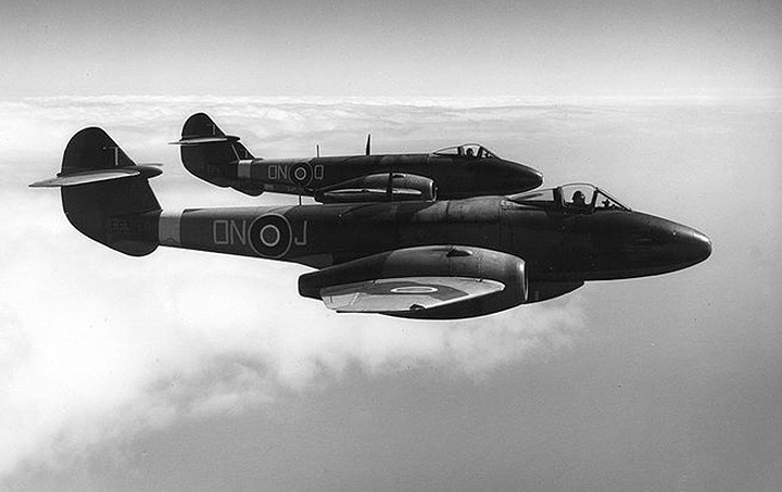 Trong Thế chiến 2, chiếc Gloster Meteor 2 động cơ của phe Đồng minh này sử dụng công nghệ tiên tiến hàng đầu vào thời đó. Các phi công lái máy bay này được lệnh không xâm nhập không phận đối phương nhằm đề phòng để lọt công nghệ máy bay vào tay quân Đức.