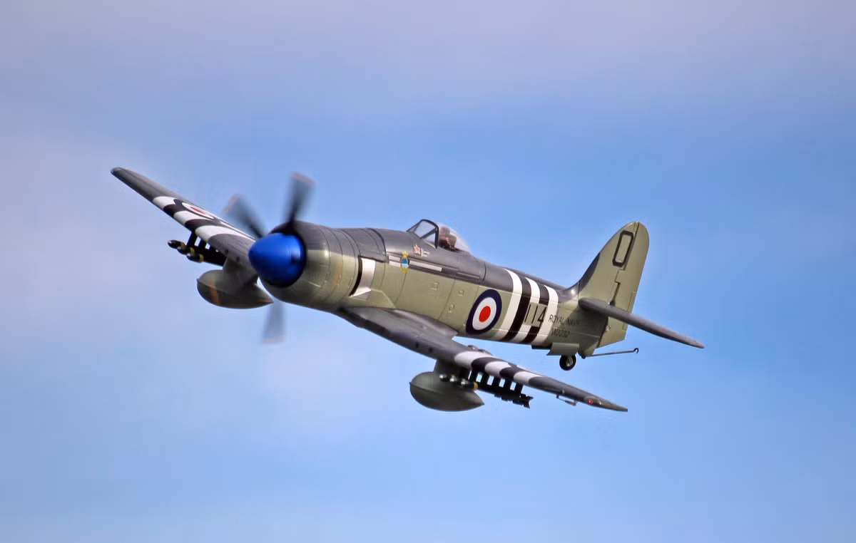 Máy bay tiêm kích-ném bom Hawker Sea Fury được trang bị 4 pháo 20mm và các mấu gắn bom và rocket. Đây là phi cơ cánh quạt nhanh nhất từng được chế tạo.