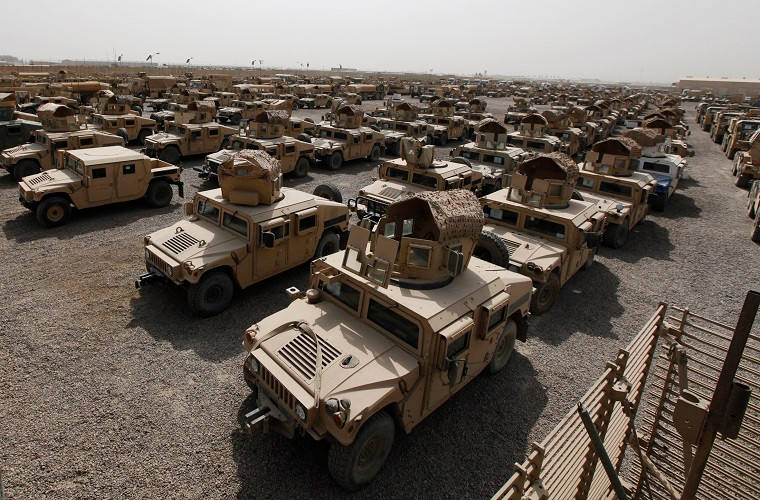 Theo đó một chiếc Oshkosh L-ATV có thể sống sót trong một vụ nổ IED hoặc kể cả khi xe bị phá hủy hoàn toàn thì binh sĩ bên trong xe vẫn có cơ hội sống sót cao hơn hẳn so với Humvee. Trên chiến trường Iraq hay Afghanistan khả năng binh sĩ Mỹ sống sót bên trong một chiếc Humvee khi đối đầu với IED (5-10kg thuốc nổ) gần như là bằng không. Nguồn ảnh: Truck Trend.