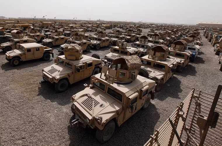 Theo đó một chiếc Oshkosh L-ATV có thể sống sót trong một vụ nổ IED hoặc kể cả khi xe bị phá hủy hoàn toàn thì binh sĩ bên trong xe vẫn có cơ hội sống sót cao hơn hẳn so với Humvee. Trên chiến trường Iraq hay Afghanistan khả năng binh sĩ Mỹ sống sót bên trong một chiếc Humvee khi đối đầu với IED (5-10kg thuốc nổ) gần như là bằng không. Nguồn ảnh: Truck Trend.