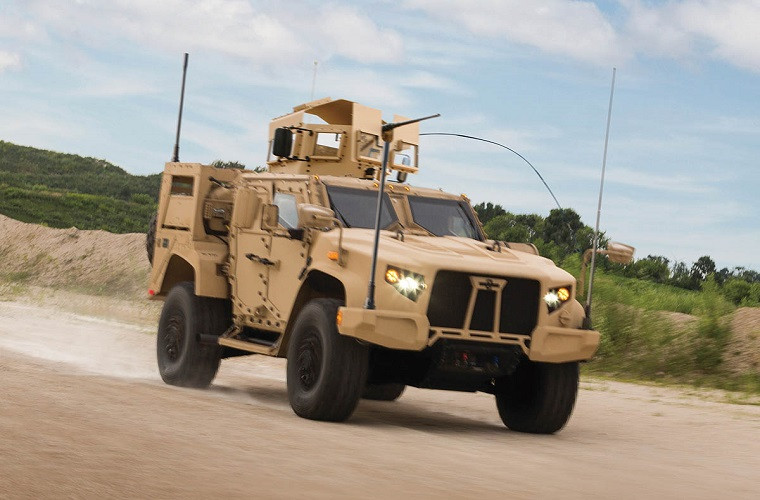 Về thiết kế Oshkosh L-ATV có trọng lượng chiến đấu vào khoảng 6.4 tấn gần như gấp ba lần so với Humvee chỉ vào khoảng 2.6 tấn. Sở dĩ có điều này là bởi Oshkosh L-ATV được trang bị khung thân chắc chắn hơn cùng với đó là lớp giáp bảo vệ đa lớp, dù vậy trọng lượng lớn cũng khiến nó trở nên thiếu sự cơ động. Chiều dài của xe là 6.2m, rộng 2.5m và cao 2.6m. Nguồn ảnh: Truck Trend.