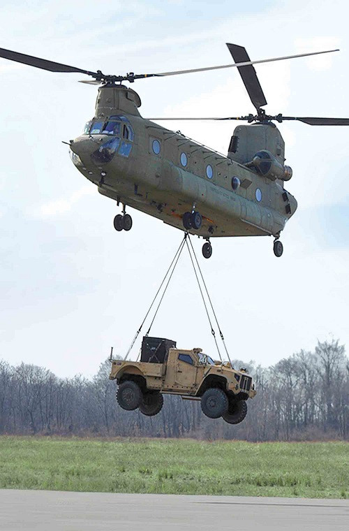 Ở một mặt khác với trọng lượng 6.4 tấn, Oshkosh L-ATV vẫn có thể được không vận bằng các loại máy bay vận tải có trong biên chế Quân đội Mỹ hiện tại từ trực thăng cho đến máy bay vận tải chiến thuật. Đây có thể xem là một trong những ưu điểm bắt buộc đối với mọi phương tiện chiến đấu bọc thép của Quân đội Mỹ. Nguồn ảnh: Truck Trend.