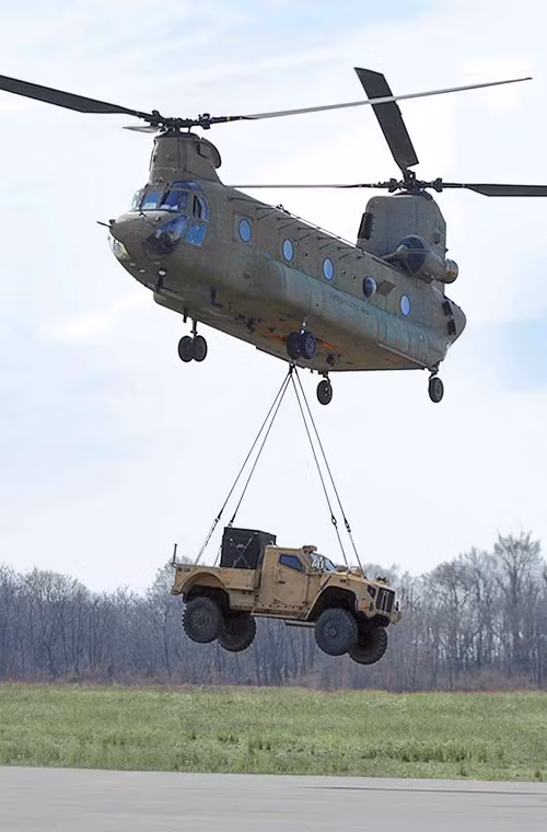 Ở một mặt khác với trọng lượng 6.4 tấn, Oshkosh L-ATV vẫn có thể được không vận bằng các loại máy bay vận tải có trong biên chế Quân đội Mỹ hiện tại từ trực thăng cho đến máy bay vận tải chiến thuật. Đây có thể xem là một trong những ưu điểm bắt buộc đối với mọi phương tiện chiến đấu bọc thép của Quân đội Mỹ. Nguồn ảnh: Truck Trend.