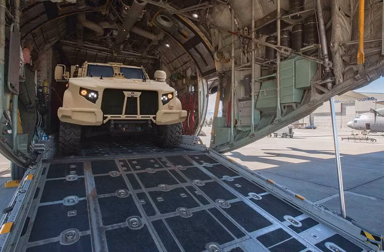 Ở một mặt khác với trọng lượng 6.4 tấn, Oshkosh L-ATV vẫn có thể được không vận bằng các loại máy bay vận tải có trong biên chế Quân đội Mỹ hiện tại từ trực thăng cho đến máy bay vận tải chiến thuật. Đây có thể xem là một trong những ưu điểm bắt buộc đối với mọi phương tiện chiến đấu bọc thép của Quân đội Mỹ. Nguồn ảnh: Truck Trend.