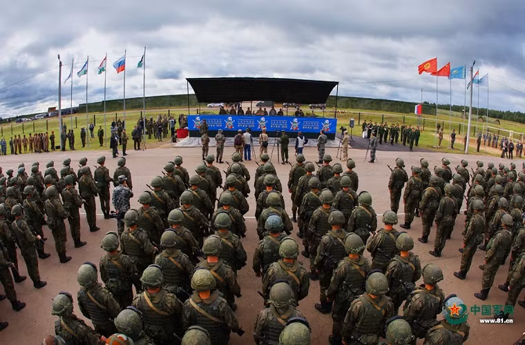 Bộ trưởng Nga cho biết thêm sẽ có khoảng 36.000 khí tài quân sự được triển khai cho cuộc tập trận, gồm có xe tăng, xe bọc thép chở quân, xe tác chiến bộ binh. Tất cả sẽ được kiểm tra trong các điều kiện gần như môi trường tác chiến. Nguồn ảnh: China Military.