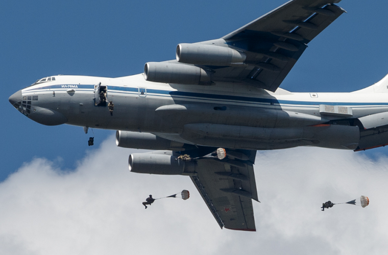 Mặc dù được ít nhiều nhằm vào các hoạt động thù địch của Mỹ và NATO ở Đông Âu, thế nhưng Vostok-2018 lại là cách Moscow kiểm tra khả năng sẵn sàng chiến đấu của Quân đội Nga với mức độ tăng dần theo từng năm. Nếu như ở Zapad-2017 quân số chỉ xấp xỉ 100.000 quân thì năm nay đã tăng lên gấp ba lần, cùng với đó địa điểm tổ chức tập trận cũng được chuyển từ miền Nam sang miền Đông nước Nga. Nguồn ảnh: Bộ Quốc phòng Nga.