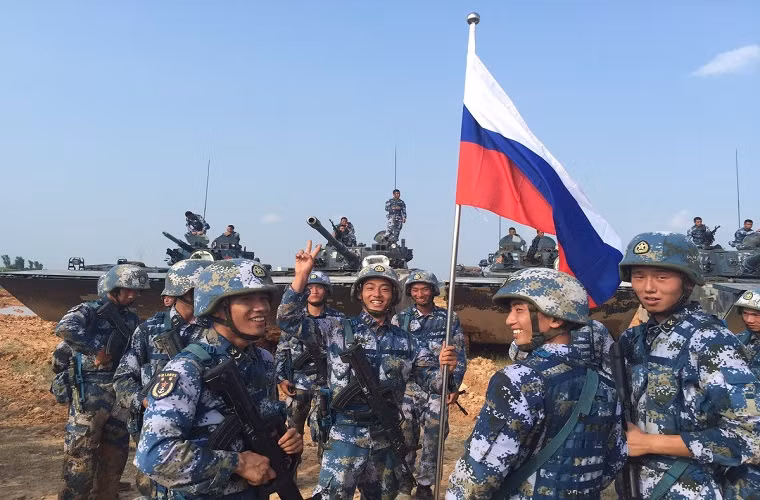 Ở một chiều hướng khác, việc Trung Quốc điều động tới 3.000 binh sĩ tham gia Vostok-2018 cũng cho thấy Bắc Kinh sẵn sàng ngã về phía Nga khi lợi ích chiến lược của mình bị Mỹ đe dọa. Và một liên minh quân sự mới giữa Nga và Trung Quốc là điều mà Mỹ hay các nước phương Tây không hề mong muốn, nhưng với chính sách đối địch của Washington hiện tại thì đây là điều sớm muộn gì cũng sẽ xảy ra... Nguồn ảnh: Submarine Matters.