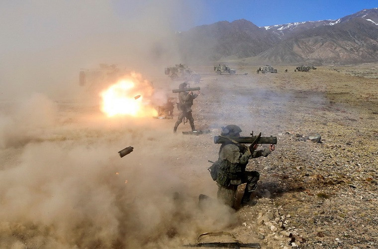 Với quân số hơn 300.000 quân tham gia tập trận, Vostok-2018 sẽ là cuộc tập trận lớn nhất trong lịch sử nhân loại, thậm chí quy mô của nó còn tương đương với một cuộc chiến tranh thu nhỏ. Và có một điều chắc chắn rằng, Quân đội Nga sẽ tổng động viên tối đa binh sĩ ở hai Quân khu phía Đông và Trung Tâm cho cuộc tập trận này đặt khu vực này vào tình trạng thời chiến. Nguồn ảnh: Reddit.