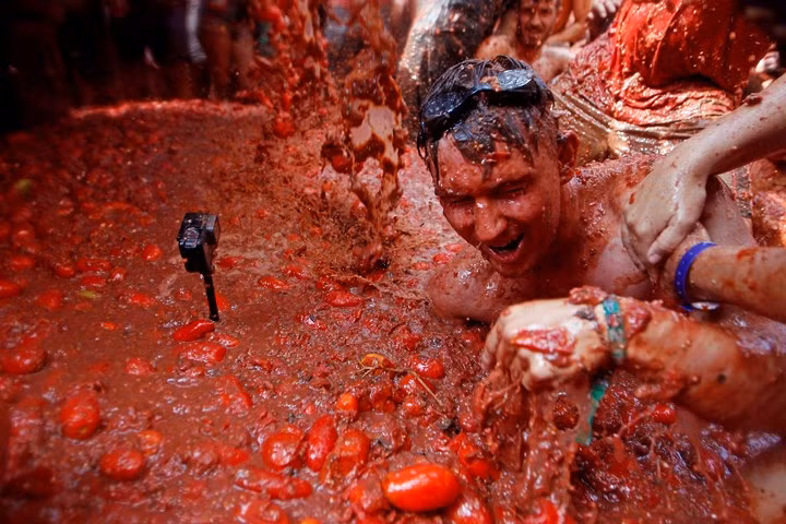 Một chiếc máy ảnh được đặt trên con đường đầy cà chua ghi lại những khoảnh khắc vui vẻ của những người tham gia lễ hội ném cà chua lớn nhất thế giới này.