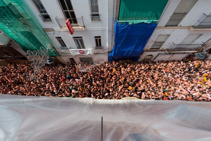 Dòng người "chật như nêm" trên con đường nhỏ ở thị trấn Bunol tham gia lễ hội Tomatina truyền thống.