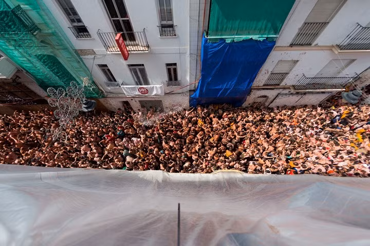 Dòng người "chật như nêm" trên con đường nhỏ ở thị trấn Bunol tham gia lễ hội Tomatina truyền thống.