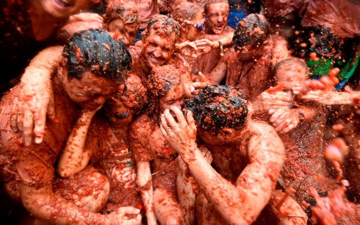 Những người tham gia lễ hội Tomatina tận hưởng không khí vui vẻ và sôi động trong cuộc chiến ném cà chua khổng lồ.