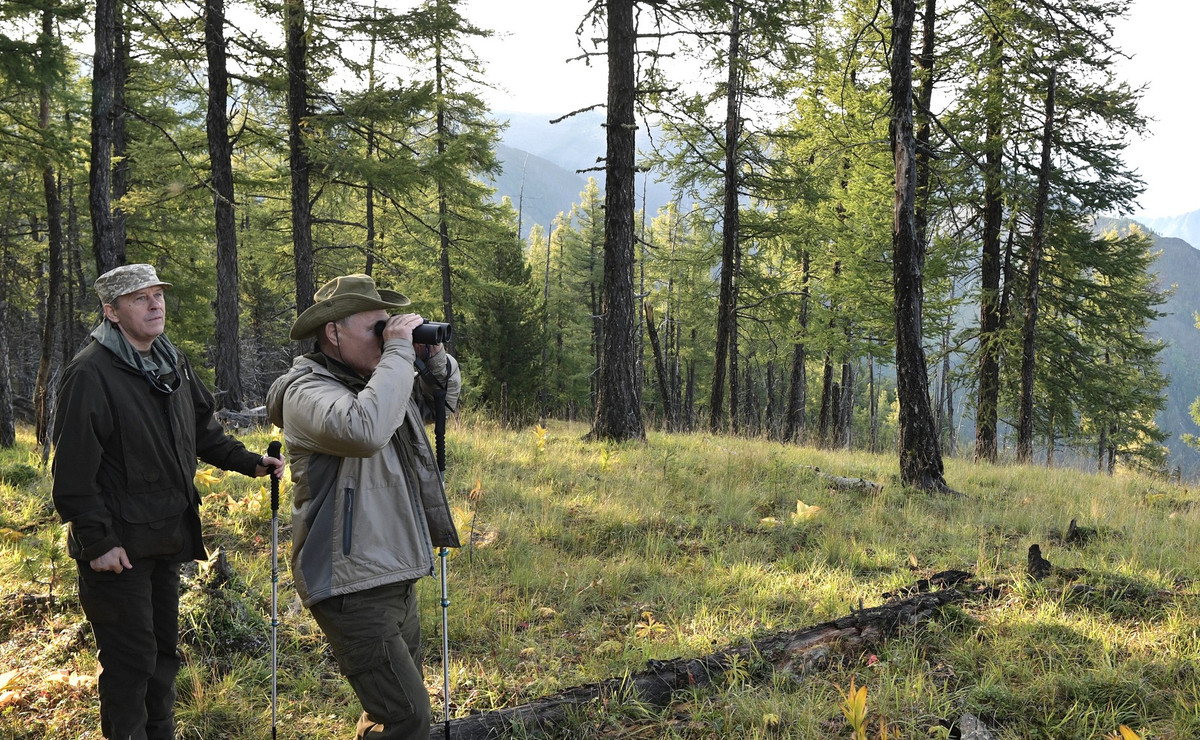 Một tấm ảnh khác cho thấy cảnh tổng thống Nga và giám đốc FSB Alexander Bortnikov đứng trong một khu rừng. Ảnh: Điện Kremlin.