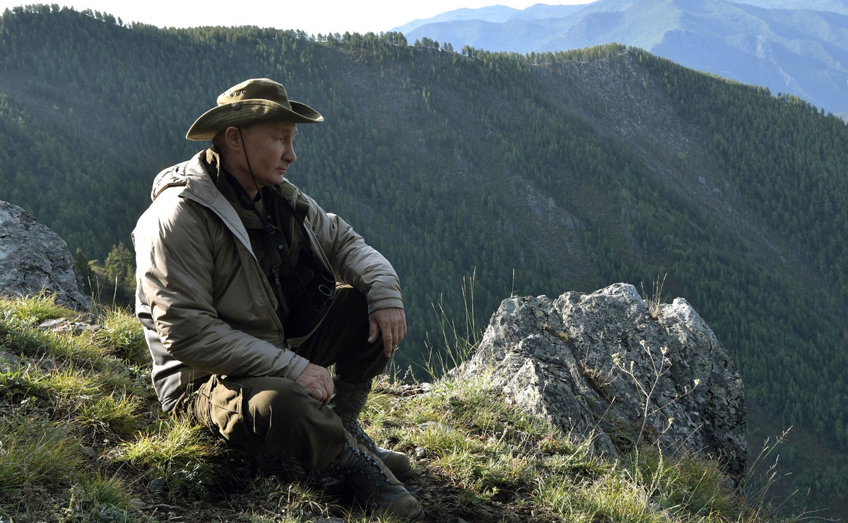 Phút nghỉ ngơi của ông chủ điện Kremlin trong chuyến leo núi. Ảnh: Điện Kremlin.