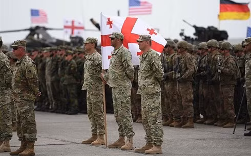 Quan he song gio Nga NATO lai dung truoc thu thach moi