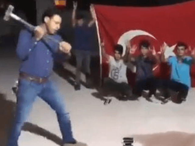 Chuyen la, nguoi dan Tho Nhi Ky dua nhau dap pha iPhone