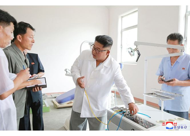 “Các lĩnh vực khác đã có bước nhảy vọt đáng mừng trong những năm gần đây, nhưng ngành y tế công cộng thì thua xa và ngày càng thụ động”, ông Kim nói. “Không có gì đáng tự hào về điều này.” Ảnh: Rodong Sinmun