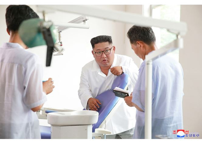 Các chuyến thăm kéo dài suốt nhiều tháng qua của ông Kim Jong-un là dấu hiệu cho thấy Triều Tiên đang tạm ngừng việc phát triển chương trình vũ khí để chú trọng đẩy mạnh lĩnh vực kinh tế, trong bối cảnh Bình Nhưỡng tuyên bố chuyển mục tiêu từ vũ khí hạt nhân sang phát triển kinh tế hồi tháng 4. Ảnh: Rodong Sinmun
