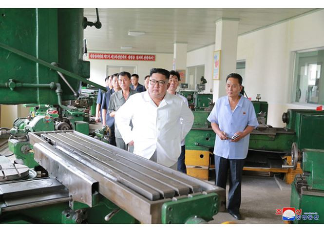 Ông Kim Jong-un chỉ trích các quan chức trong Đảng và các quan chức địa phương vì đã để ngành y tế công cộng tại khu vực này tụt hậu so với nhiều khu vực khác, dù việc chăm sóc sức khoẻ và chất lượng cuộc sống của người dân luôn được chính quyền Triều Tiên đặt lên hàng đầu. Ảnh: Rodong Sinmun