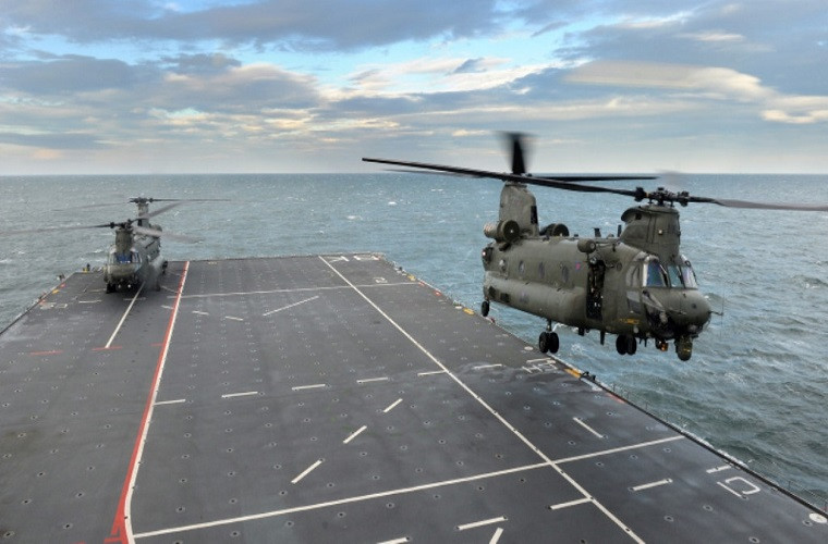 Cận cảnh hai trực thăng CH-47 Chinook hạ cánh cùng lúc trên sàn đáp của tàu HMS Albion. Nguồn ảnh: Hải quân Hoàng gia Anh.