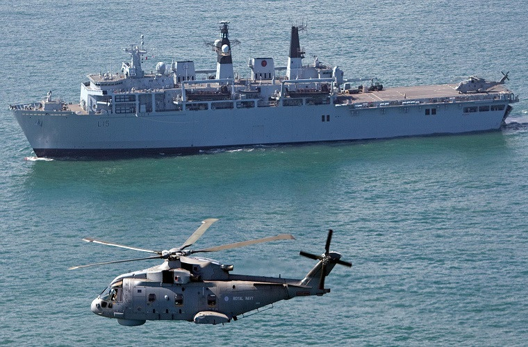 Sàn đáp ở đuôi tàu đủ rộng cho 2 trực thăng hạng trung cỡ CH-47 Chinook hoạt động cùng lúc. Trực thăng có nhiệm vụ triển khai nhanh binh lính, hoặc vận chuyển nhu yếu phẩm cho tàu. Nguồn ảnh: Hải quân Hoàng gia Anh.