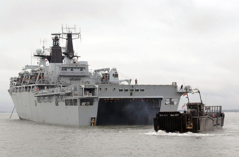 Tàu độ bộ HMS Albion có chiều dài 176 m, rộng 28,9 m, mớn nước 7 m, lượng choán nước tiêu chuẩn 19.560 tấn, đầy tải 21.560 tấn. Tàu được đưa vào biên chế trong Hải quân Hoàng gia Anh từ năm 2003. Nguồn ảnh: Wikipedia