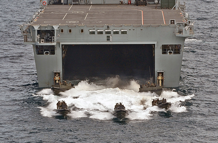 HMS Albion có thể chở theo 67 xe thiết giáp các loại, gồm xe tăng chiến đấu chủ lực Challenger 2, 405 lính thủy quân lục chiến với đầy đủ trang bị, có thể lên đến 710 lính trong các tình huống đổ bộ cự ly gần. Nguồn ảnh: Wikipedia