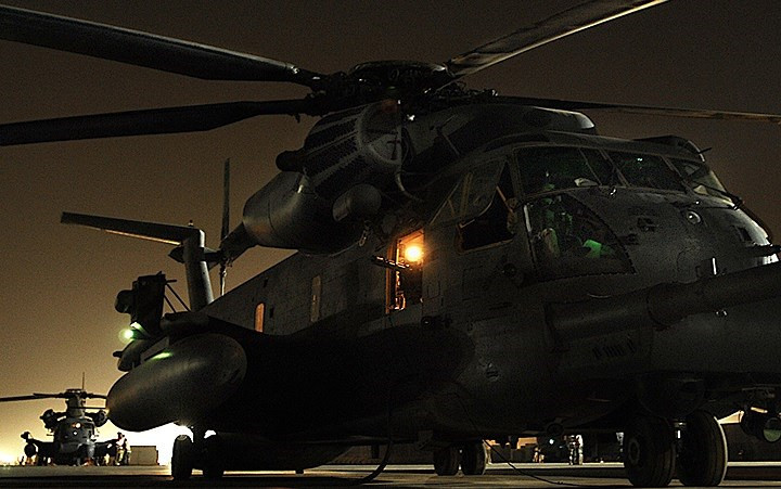 MH-53 Pavelow chuẩn bị cất cánh. Đây là máy bay trực thăng tìm kiếm cứu nạn và tác chiến tầm xa.
